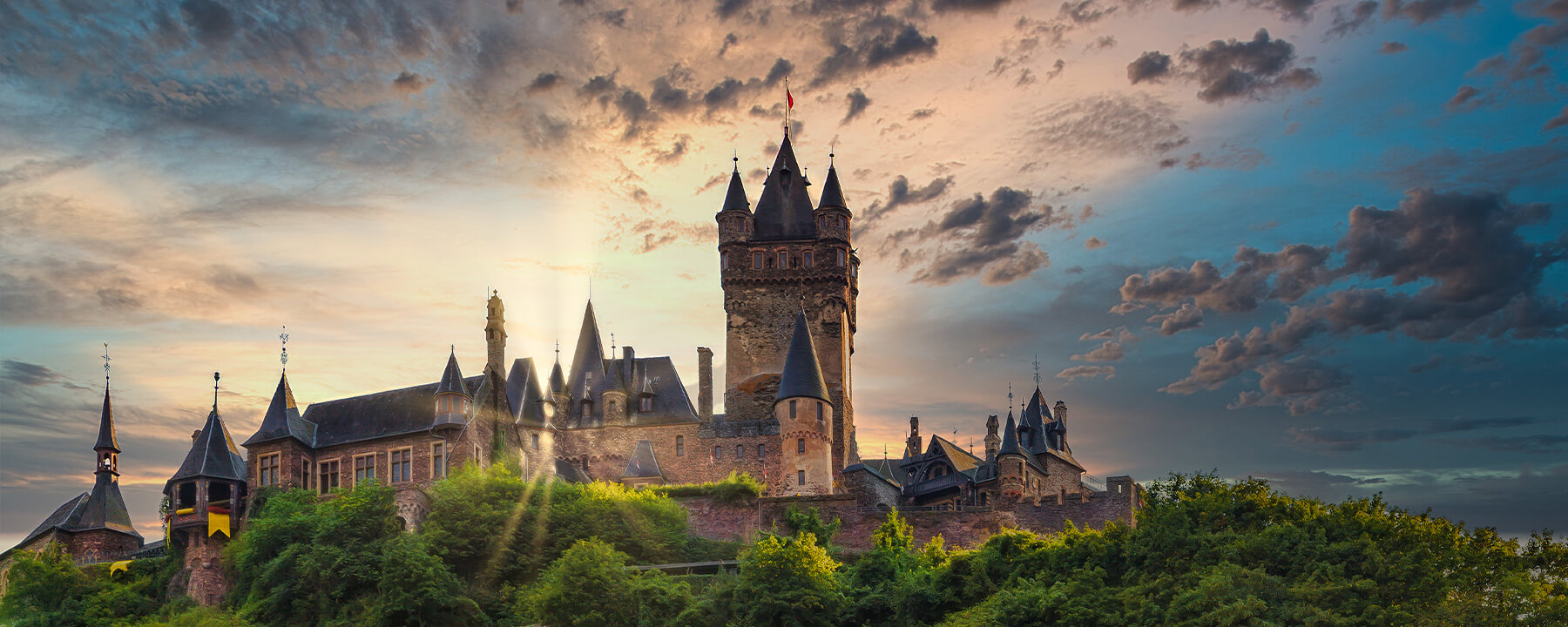 Deutschland ist ein Land der Burgen und Schlösser, wie die Reichsburg Cochem an der Mosel