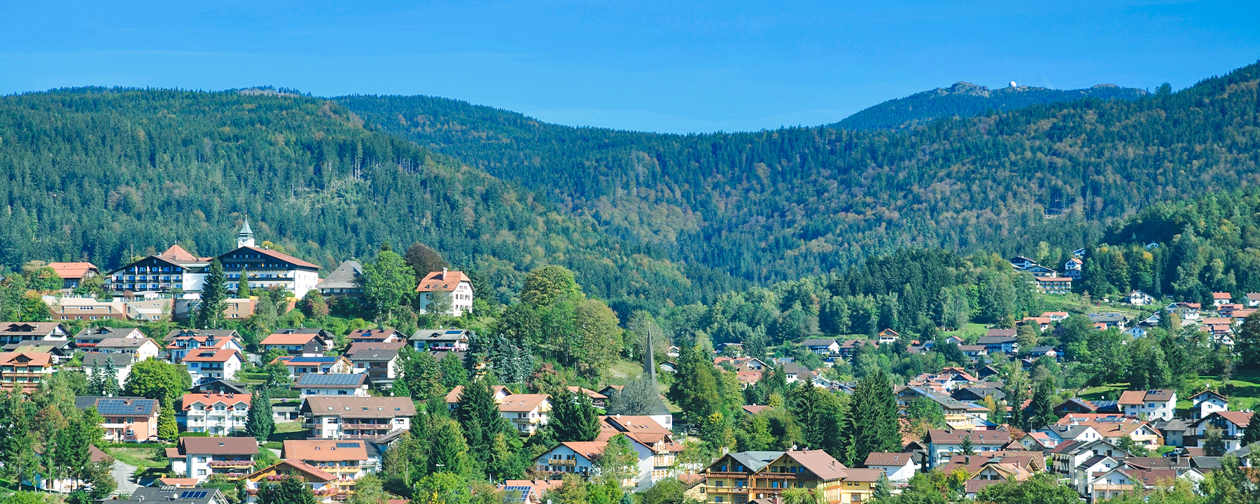 Bodenmais liegt idyllisch im Herzen des Bayerischen Waldes umgeben von Wäldern und Hügeln