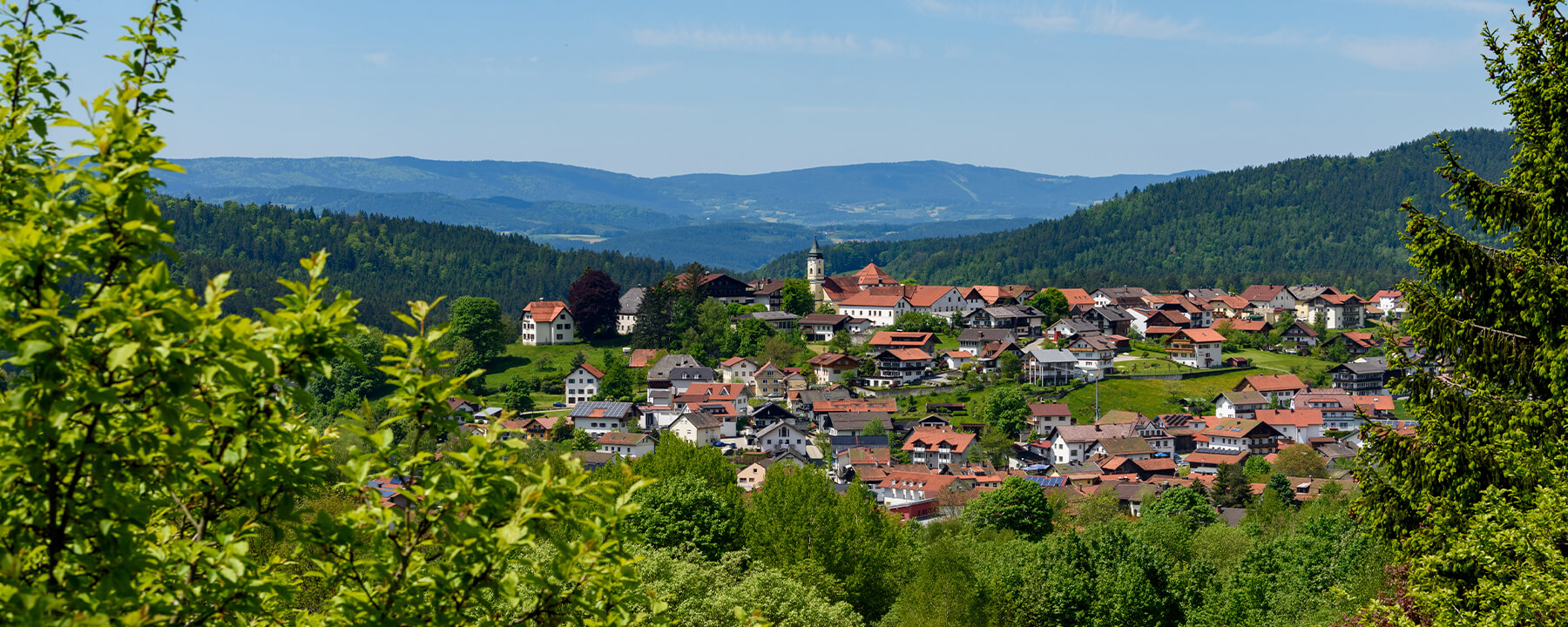 Bodenmais im Bayerischen Wald ist bekannt für seine traditionsreiche Glasbläserkunst, das Besucherbergwerk am Silberberg und vielfältige Freizeitmöglichkeiten in der umliegenden Natur