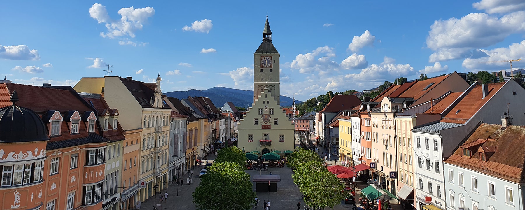 Das Alte Rathaus, mit seiner eindrucksvollen Fassade und dem markanten Turm, ist ein Wahrzeichen der Stadt und zeugt von der langen Geschichte und architektonischen Tradition