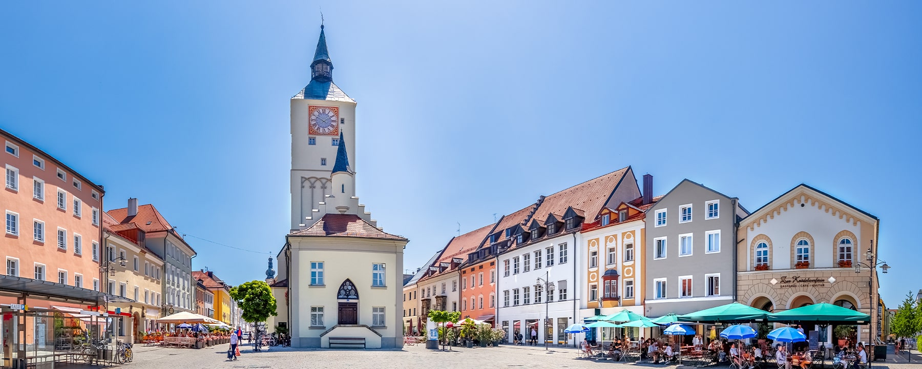 Deggendorf, das Tor zum Bayerischen Wald, liegt malerisch an den Ufern der Donau und vereint das Flair einer historischen Altstadt mit lebendiger Kulturszene und der Nähe zu unberührter Natur