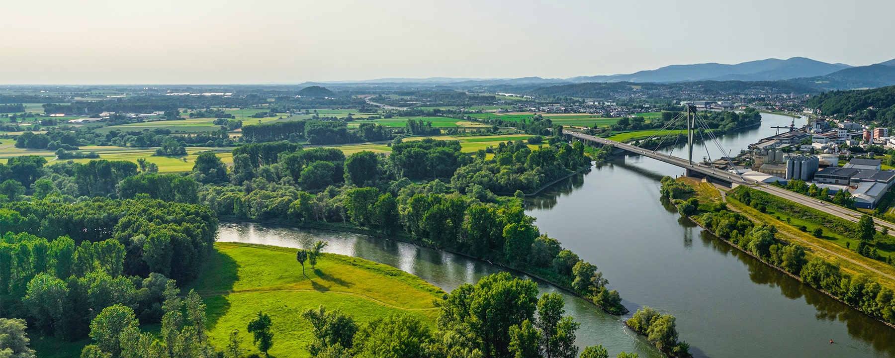 Die Lage an der Donau verleiht Deggendorf eine besondere Verbindung zur Natur und zur Geschichte des Flusses, der seit Jahrhunderten als wichtige Handelsroute dient