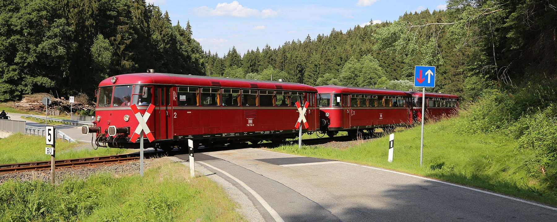 Die Ilztalbahn schlängelt sich auf ihrer Strecke von Passau nach Freyung durch das idyllische Ilztal und eröffnet dir dabei einen entspannten Blick auf die unberührte Landschaft des Bayerischen Waldes