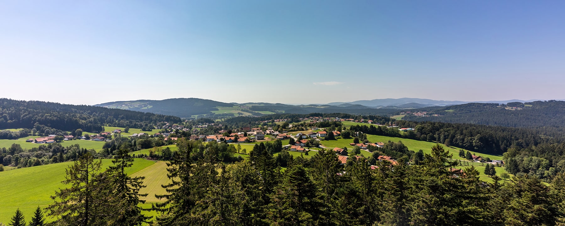 Freyung ist umgeben von dichten Wäldern und sanften Hügeln und dient als idealer Ausgangspunkt für Wanderungen und Ausflüge in die unberührte Natur des Bayerischen Waldes