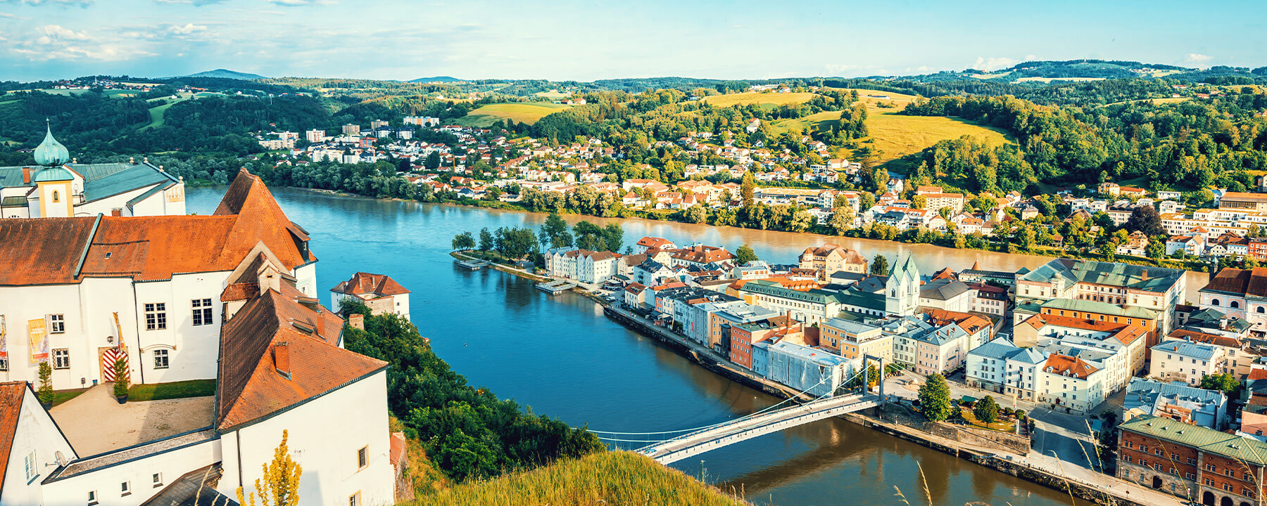 Passau, bekannt als die "Dreiflüssestadt", liegt malerisch am Zusammenfluss von Donau, Inn und Ilz in Bayern und besticht durch ihre barocke Altstadt, reiche Geschichte und eine lebendige Kulturszene.