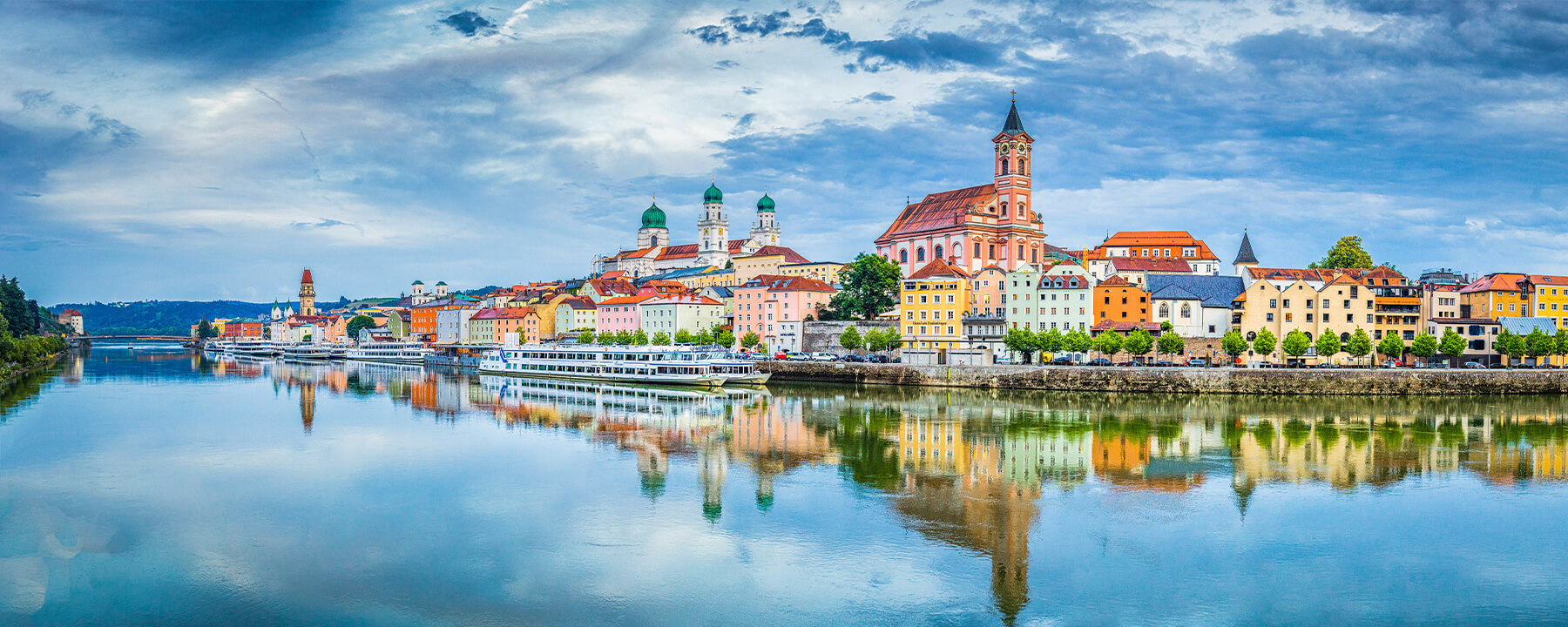 Die Altstadt von Passau, die sich auf einer schmalen Halbinsel zwischen Donau, Inn und Ilz erstreckt, ist bekannt für ihre barocken Gebäude, darunter der Stephansdom mit der größten Kirchenorgel der Welt