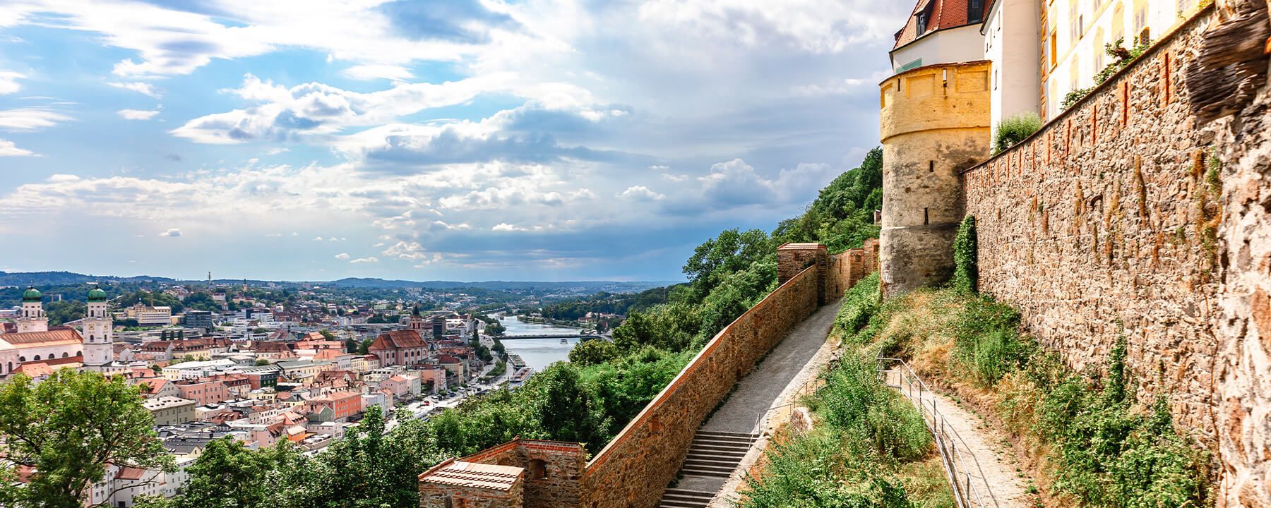 Die Veste Oberhaus, die hoch über Passau auf dem Georgsberg thront, wurde 1219 von Fürstbischof Ulrich II. von Passau als Verteidigungsanlage gegen innere und äußere Feinde erbaut und diente über Jahrhunderte hinweg als symbolträchtige Festung und Residenz der Passauer Fürstbischöfe