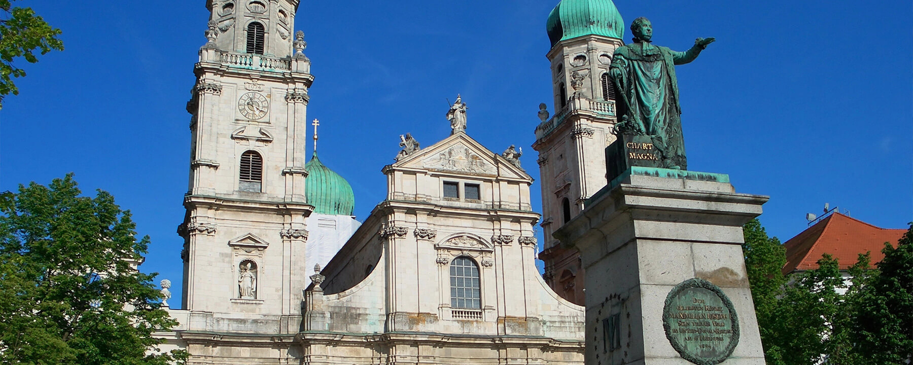 Der Dom St. Stephan in Passau ist ein besonderes Beispiel barocker Architektur und wurde im 17. Jahrhundert nach einem verheerenden Stadtbrand neu errichtet und beherbergt die weltweit größte Domorgel mit fast 18.000 Pfeifen