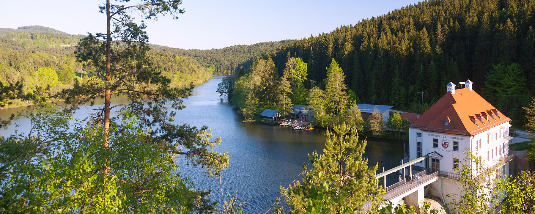 Der Höllensteinsee ist ein idyllischer Stausee des Schwarzen Regens nahe Viechtach und bietet eine ruhige Oase für Naturliebhaber