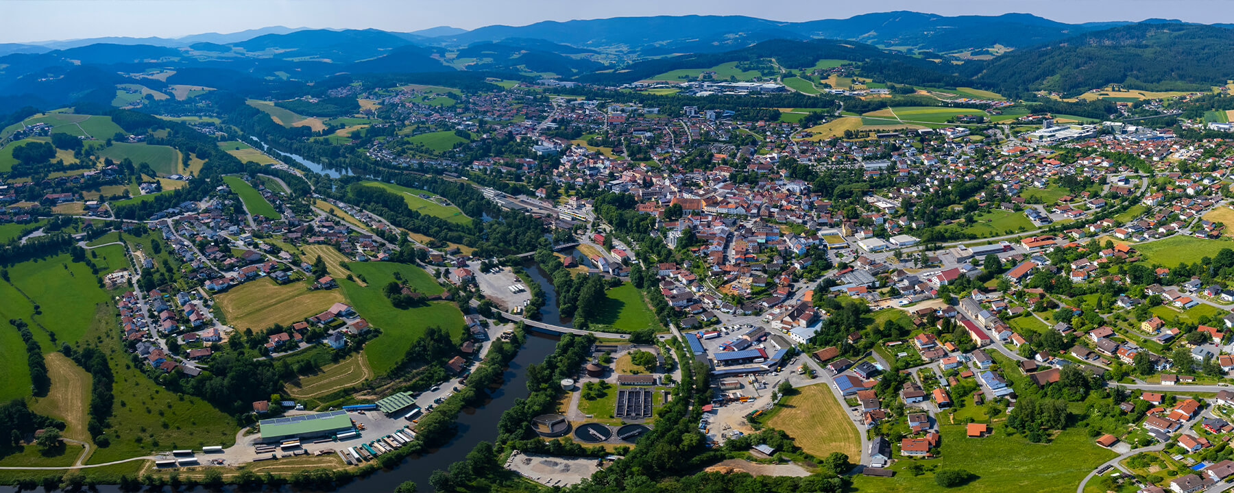 Viechtach liegt eingebettet im Herzen des Bayerischen Waldes, umgeben von dichten Wäldern, sanften Hügeln und der reizvollen Flusslandschaft des Schwarzen Regens