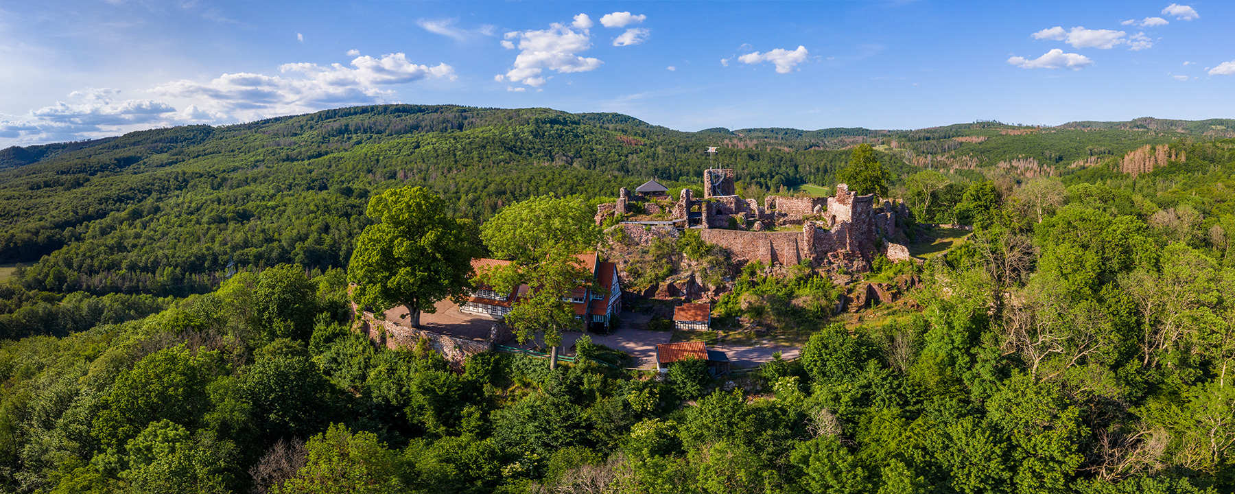 Im Harz finden sich zahlreichen Burgen und Schlösser, wie die sehenswerte Burgruine Hohnstein