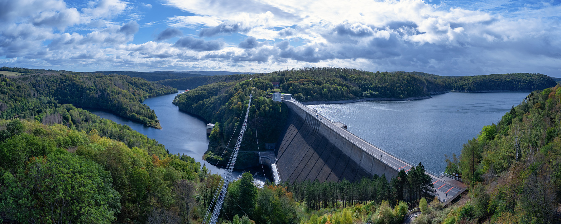 An der Rappbodetalsperre lädt die imposante "Titan-RT"-Hängebrücke zu kleinen Abenteuern ein