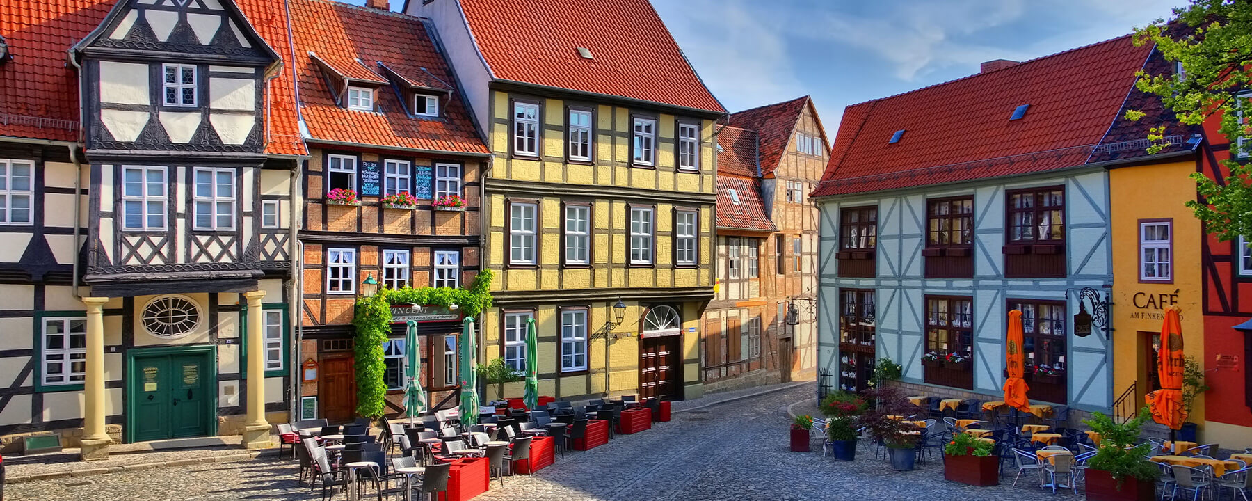 Die Altstadt von Quedlinburg besticht durch ihre gut erhaltenen Fachwerkhäuser aus acht Jahrhunderten, verwinkelten Gassen und historischen Plätze, die gemeinsam eine einzigartige mittelalterliche Atmosphäre schaffen