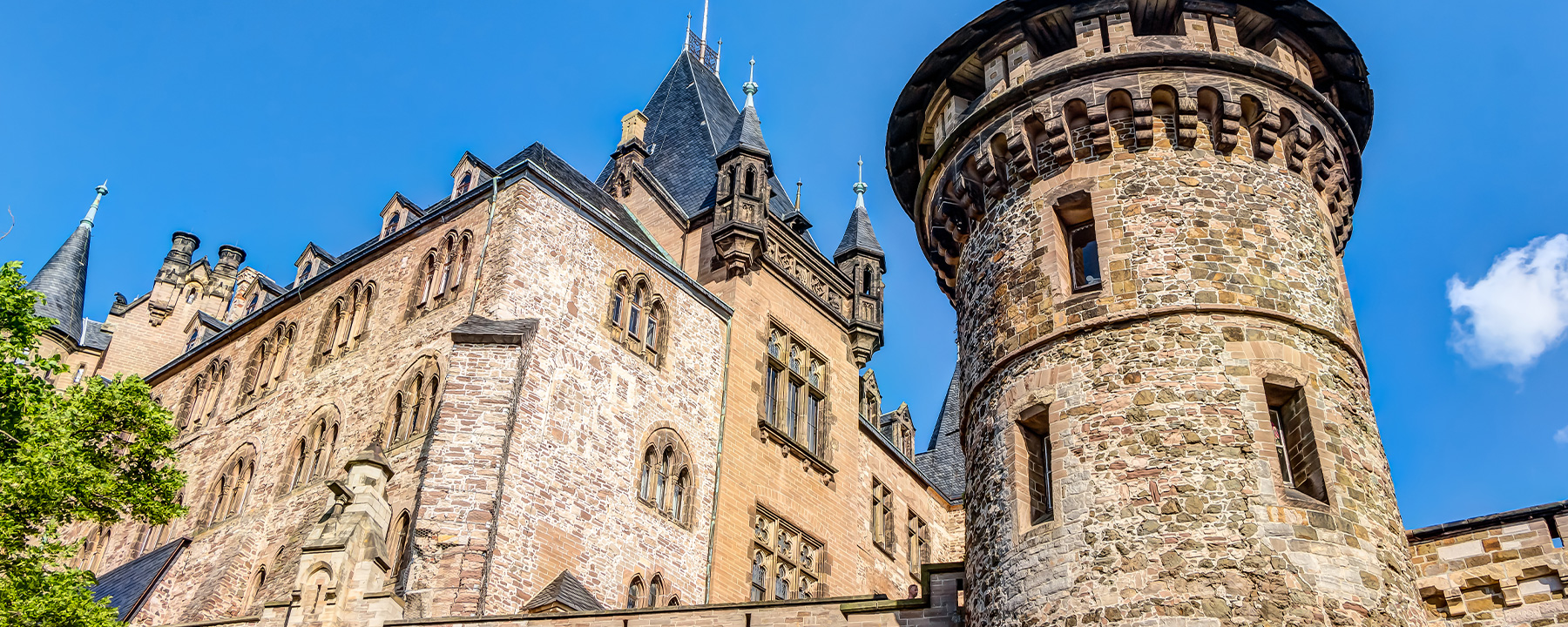 Seit dem 12. Jahrhundert beeindruckt das gut erhaltene Schloss Wernigerode mit dem Ausblick auf die Stadt und den Harz