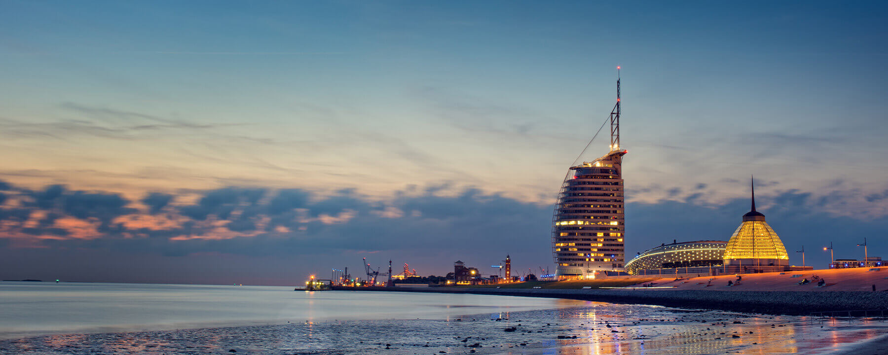 Bremerhaven ist bekannt für das Klimahaus Bremerhaven und den markanten Turm des Atlantic Hotel Sail City, der eine beeindruckende Aussicht über die Stadt und das Meer bietet