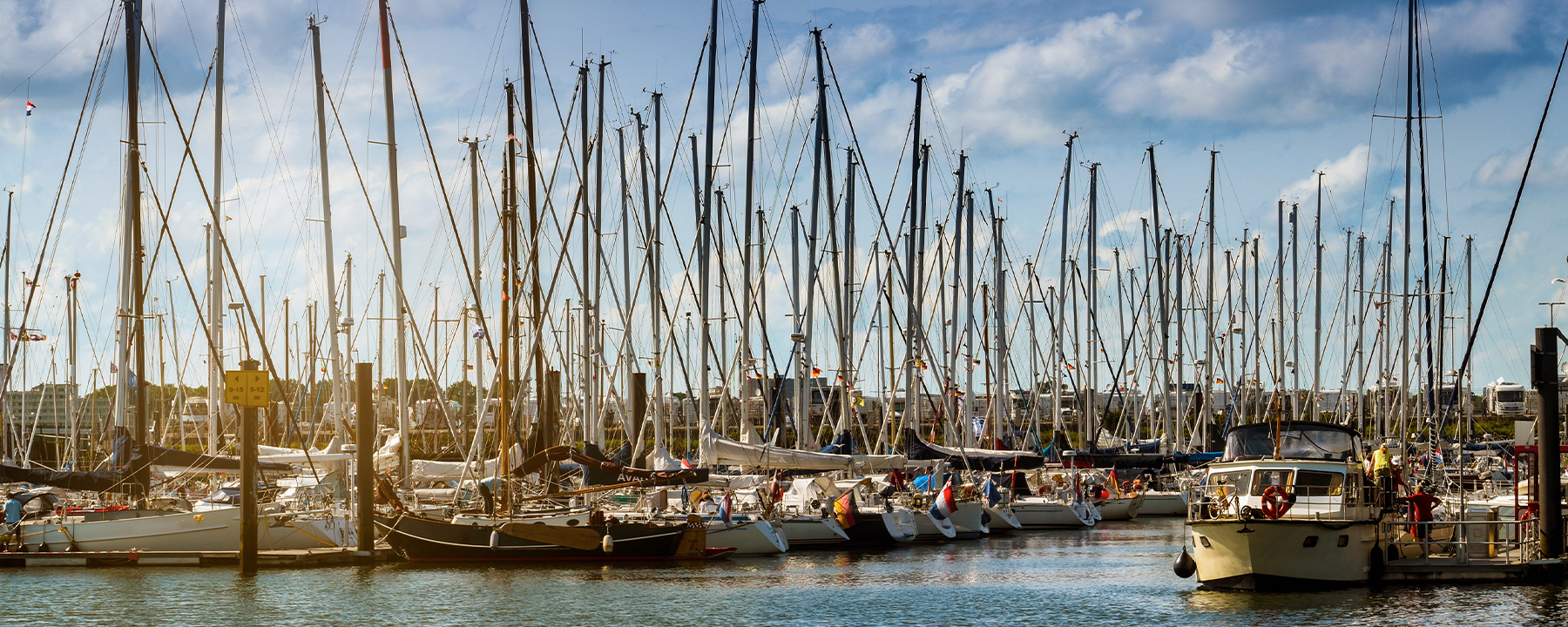 Im entspannten Yachthafen von Cuxhaven liegen die Boote dicht an dicht