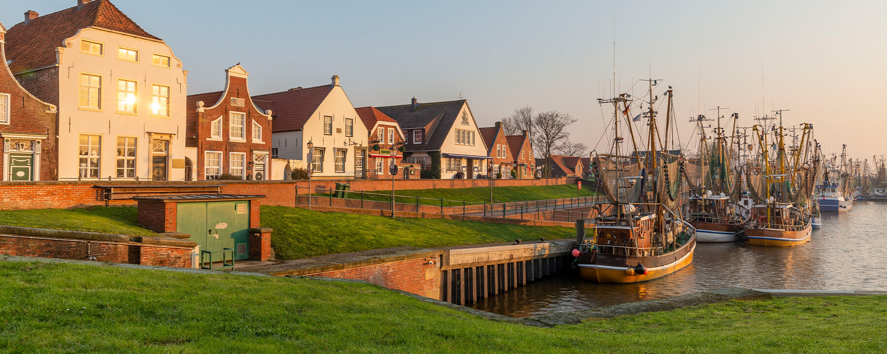 Greetsiel ist ein malerisches Fischerdorf an der Nordseeküste, bekannt für seine historischen Giebelhäuser und den idyllischen Hafen mit den bunten Krabbenkuttern 