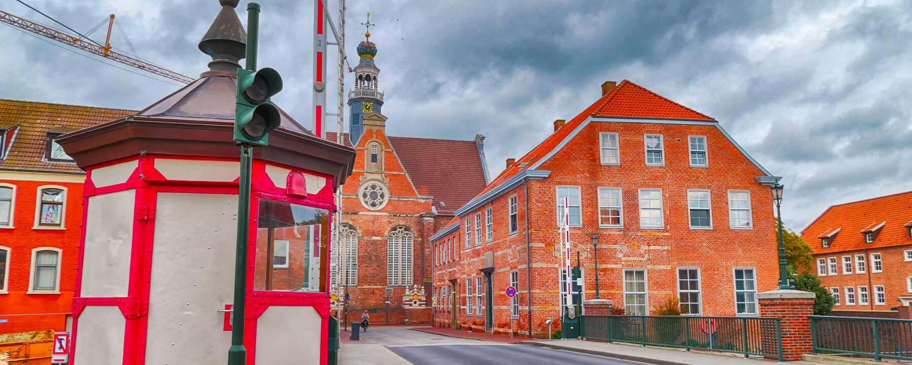 Die Altstadt von Emden besticht durch ihre charmanten Kanäle, historischen Gebäude und kulturellen Sehenswürdigkeiten, die das maritime Erbe der Stadt widerspiegeln