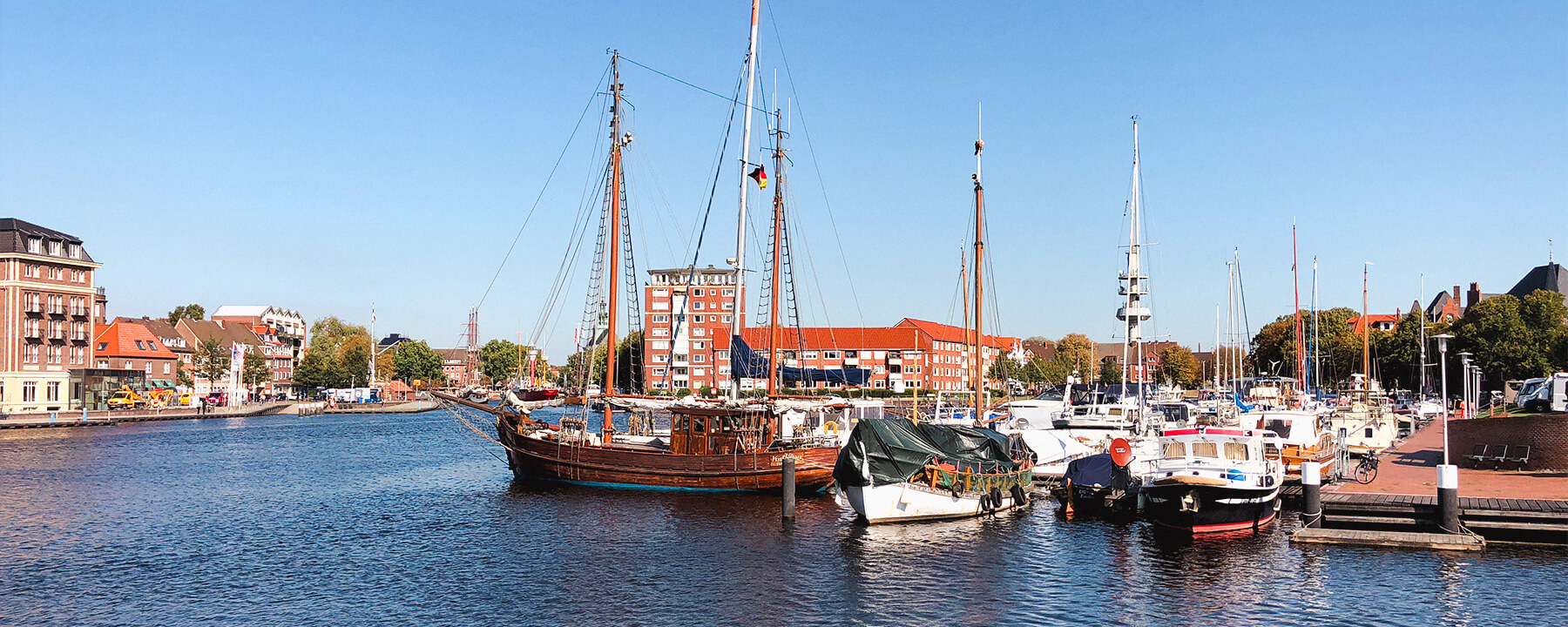 Der Alte Hafen in Emden, auch bekannt als Ratsdelft, ist das historische Herz der Stadt und zeichnet sich durch seine malerischen Wasserwege, historischen Schiffe und umliegenden charmanten Gebäude aus