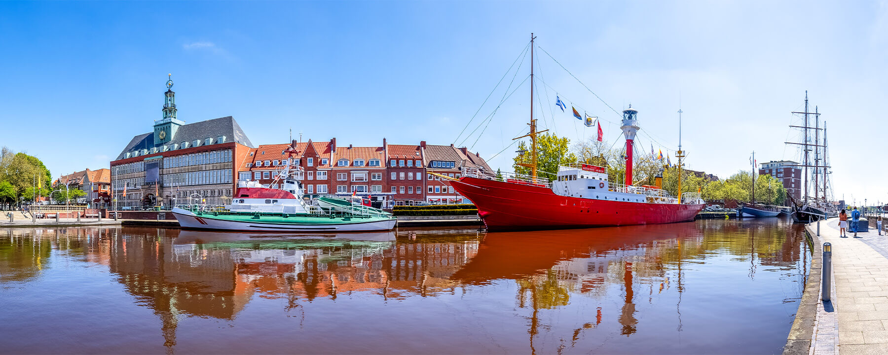 Emden ist eine Hafenstadt an der Nordseeküste im Nordwesten Deutschlands und bekannt für ihre reiche maritime Geschichte, das historische Rathaus und die Kunsthalle Emden