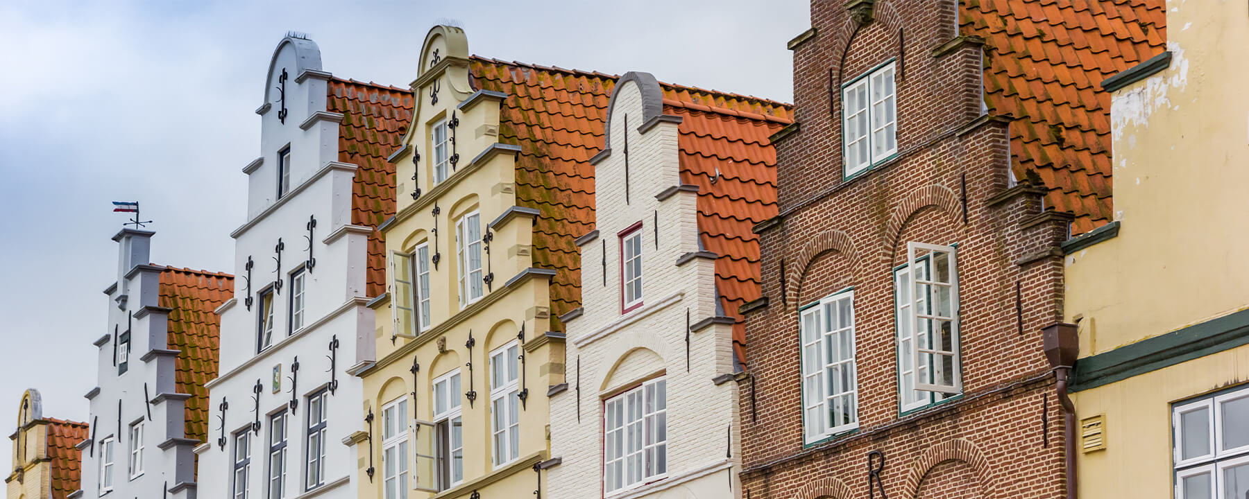 Der holländische Baustil in Friedrichstadt zeichnet sich durch seine typischen Giebelhäuser, schmuckvollen Fassaden und symmetrischen Fassaden aus