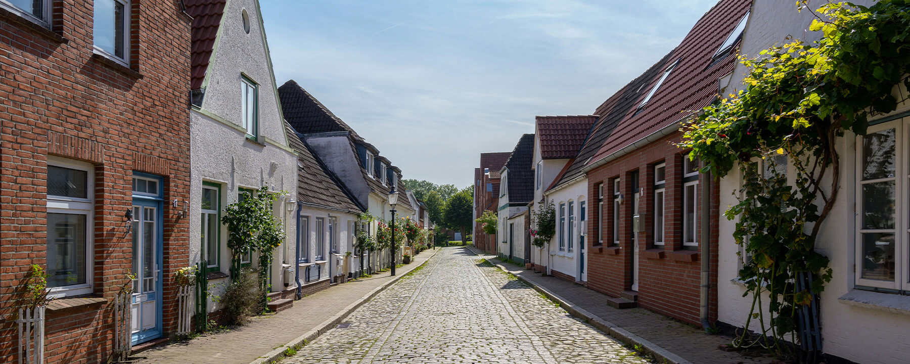 Die Altstadt von Friedrichstadt beeindruckt mit ihren malerischen Gassen und gut erhaltenen Gebäuden im holländischen Stil, die eine einzigartige historische Atmosphäre vermitteln