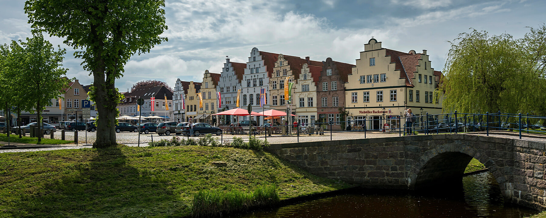 Friedrichstadt ist eine charmante Kleinstadt und bekannt für ihre gut erhaltene holländische Architektur aus dem 17. Jahrhundert, die der Stadt den Spitznamen "Klein Amsterdam" eingebracht haben