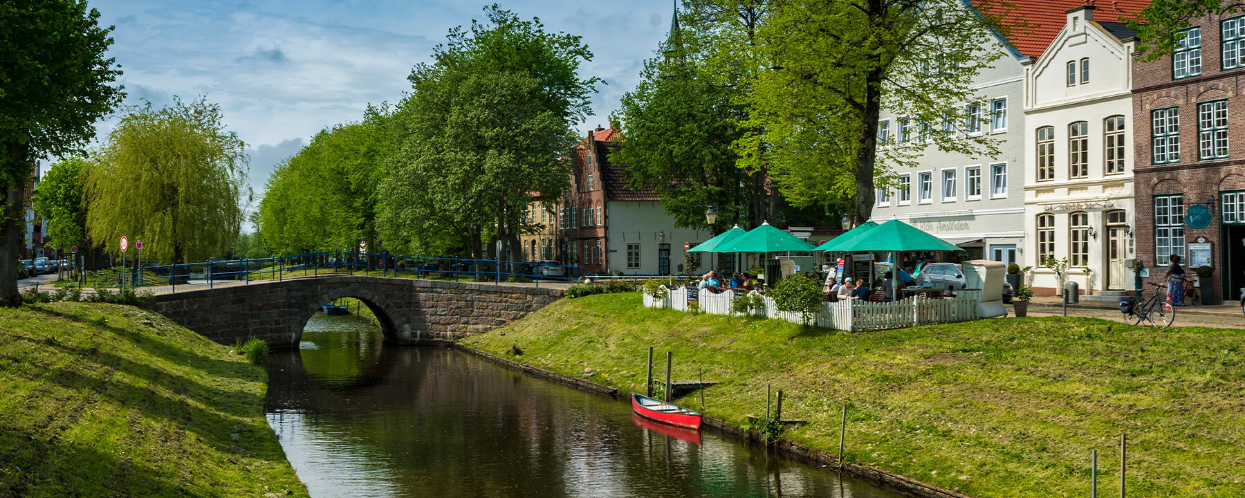 Die Grachten in Friedrichstadt wurden von holländischen Siedlern angelegt, um die Stadt nach dem Vorbild ihrer Heimat zu gestalten und gleichzeitig ein effizientes Entwässerungssystem für das sumpfige Marschland zu schaffen