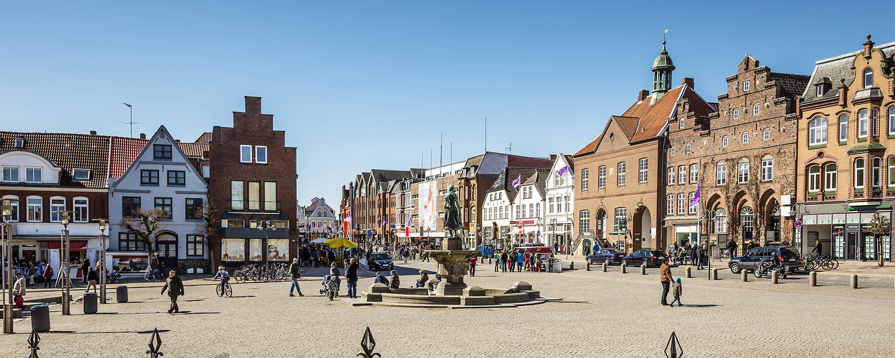 Der Marktplatz von Husum ist das lebendige Zentrum der Stadt und umgeben von historischen Gebäuden und gemütlichen Cafés