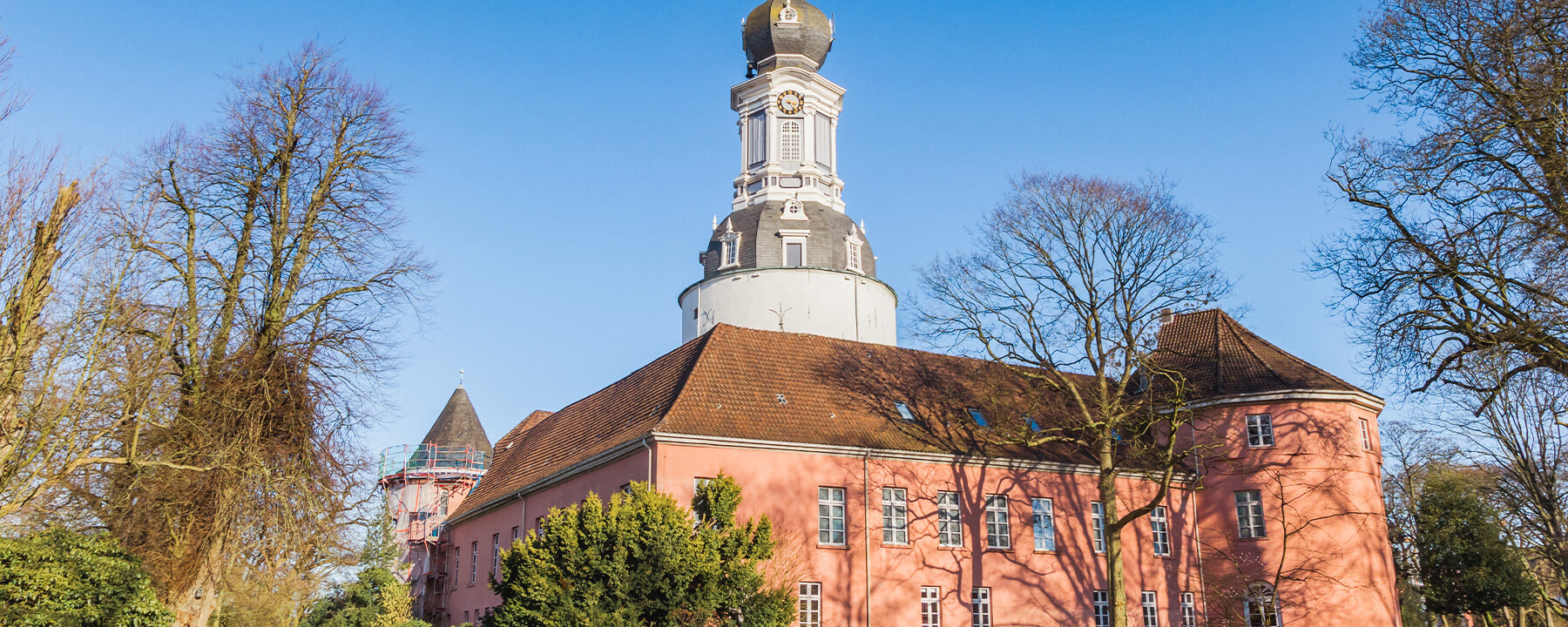 Das Schloss Jever, ursprünglich im 14. Jahrhundert als Wehrturm erbaut und später im Renaissance-Stil erweitert, diente als Residenz der "friesischen Häuptlinge" und später der Oldenburger Grafen