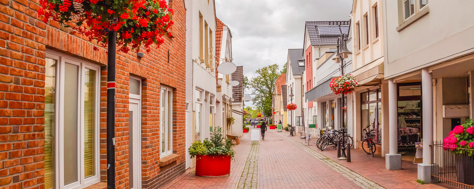 Die Altstadt von Jever besticht durch ihre gut erhaltenen Fachwerkhäuser, historischen Gassen und die zentrale Lage des prächtigen Schlosses