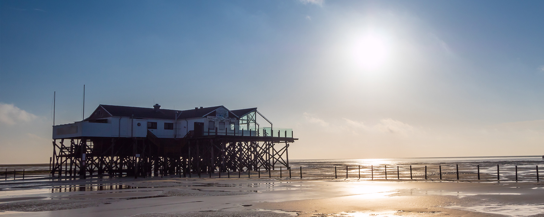 Am Strand entdeckst du die markanten Pfahlbauten, welche gemütliche Restaurants und Cafés beherbergen