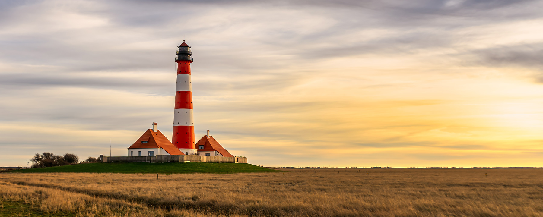 Aus der Marschlandschaft ragt der wunderschöne Westerhever Leuchtturm hervor