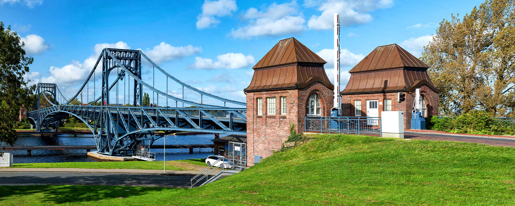 Die Kaiser-Wilhelm-Brücke in Wilhelmshaven, 1907 eröffnet, ist die größte Drehbrücke Europas und ein beeindruckendes technisches Denkmal, das die Verbindung zwischen der Südstadt und dem Südstrand herstellt