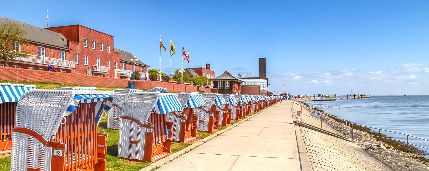 Die Promenade in Wilhelmshaven verläuft entlang des Südstrands und bietet einen herrlichen Blick auf die Nordsee