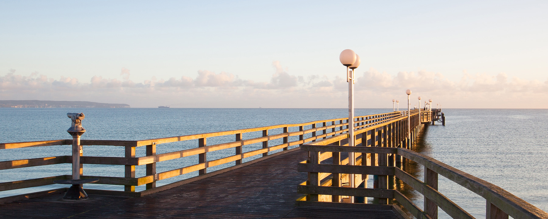 Die Seebrücke in Binz erstreckt sich 370 Meter in die Ostsee und bietet atemberaubende Ausblicke auf die Küste und das Meer