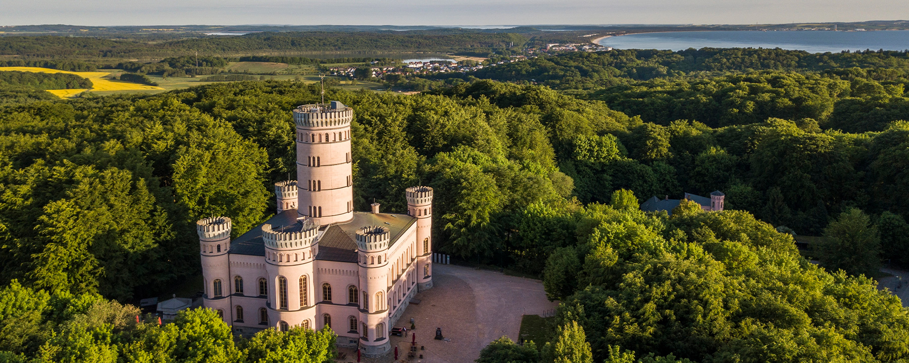 Das Jagdschloss Granitz beeindruckt mit seiner prächtigen Architektur und bietet von seinem Aussichtsturm einen spektakulären Panoramablick über die Insel Rügen