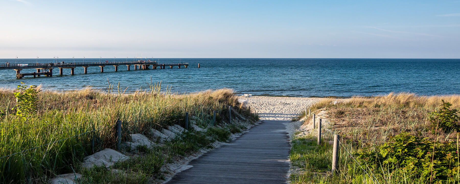 Die Seebrücke in Göhren erstreckt sich 350 Meter in die Ostsee und dient als beliebter Ausgangspunkt für Schiffsausflüge entlang der Küste