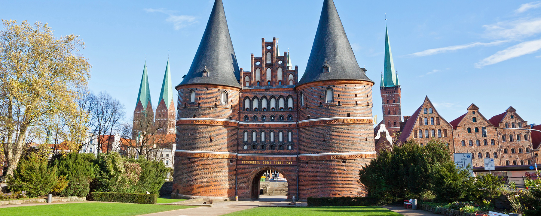 Das Holstentor ist ein beeindruckendes Beispiel gotischer Backsteinarchitektur und symbolisiert den historischen Reichtum der Hansestadt