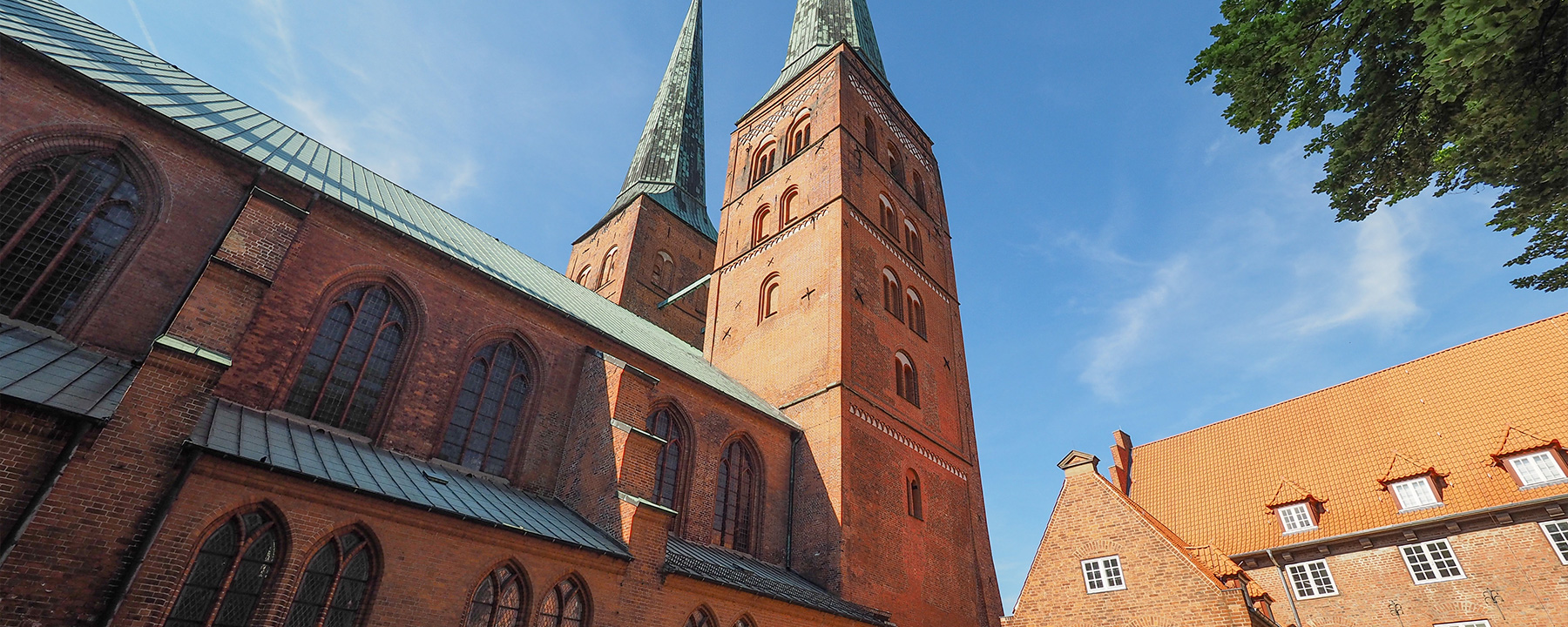 Die Marienkirche in Lübeck ist ein sehenswertes Meisterwerk der Backsteingotik und beeindruckt mit ihren hohen Gewölben und den größten mittelalterlichen Glocken Europas