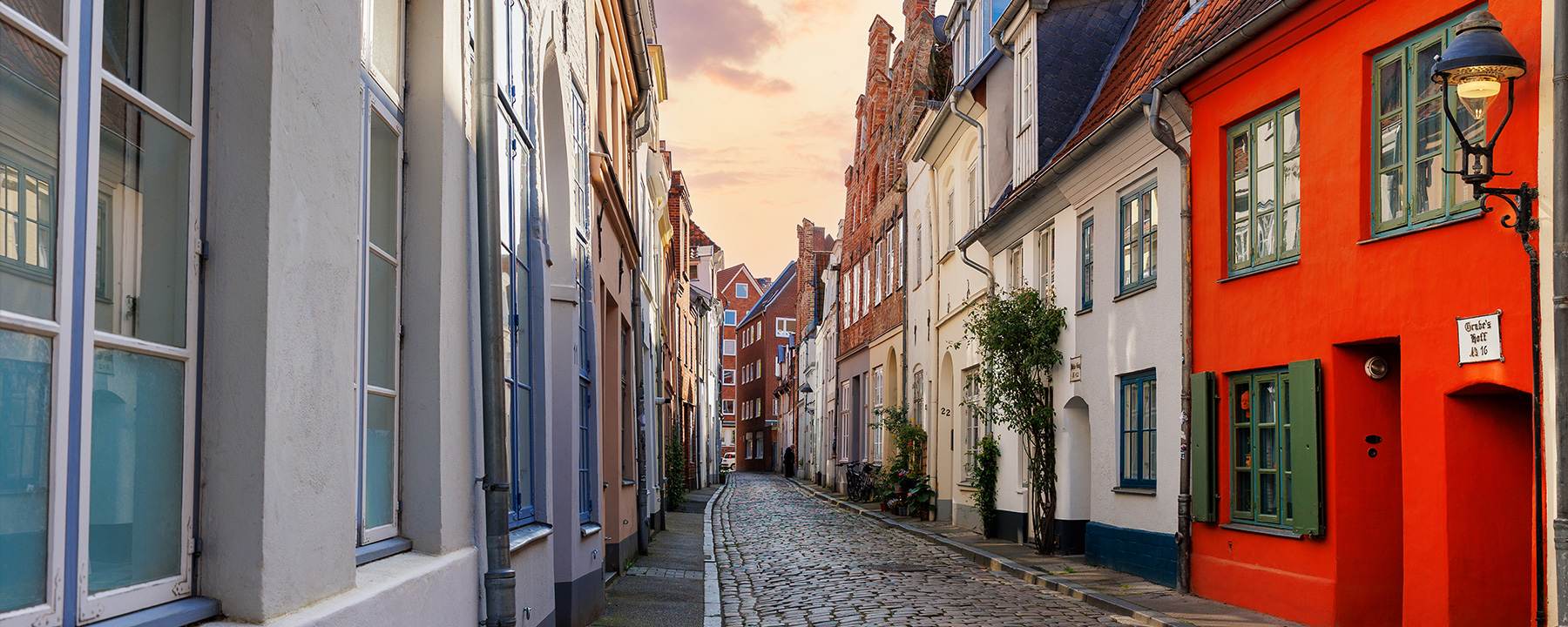 Die Altstadt von Lübeck, ein UNESCO-Weltkulturerbe, beeindruckt mit ihren gut erhaltenen mittelalterlichen Gebäuden und charmanten Gassen