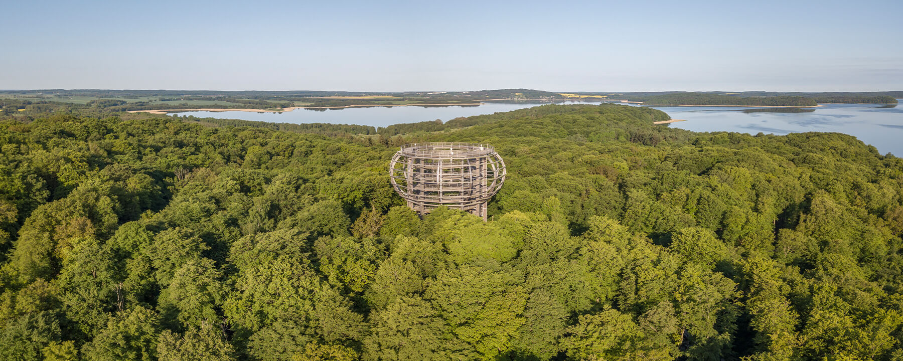 Der Baumwipfelpfad im Naturerbe Zentrum Rügen bietet auf einer Länge von 1.250 Metern faszinierende Einblicke in die einheimische Flora und Fauna und endet in einem 40 Meter hohen Aussichtsturm