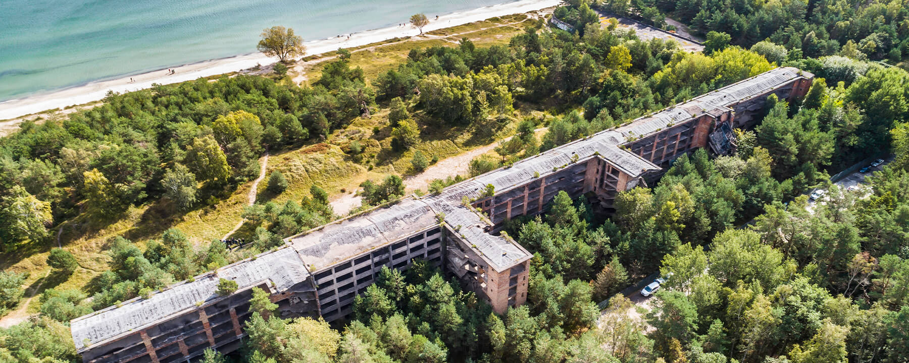 Prora war ein monumentales Bauprojekt aus der NS-Zeit und wurde ursprünglich als gigantisches Seebad über mehrere Kilometer geplant