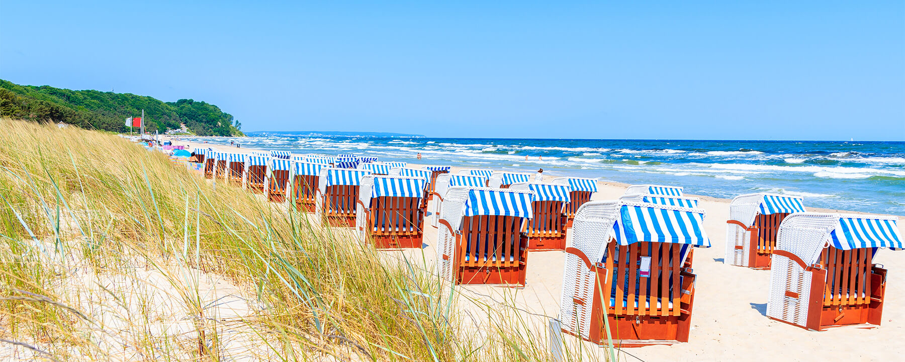 Das Seebad Baabe auf der Halbinsel Mönchgut ist ein beschaulicher Ort, der mit seinem feinsandigen Strand, den traditionellen Reetdachhäusern und der Nähe zur unberührten Natur besonders für Erholungssuchende und Familien attraktiv ist