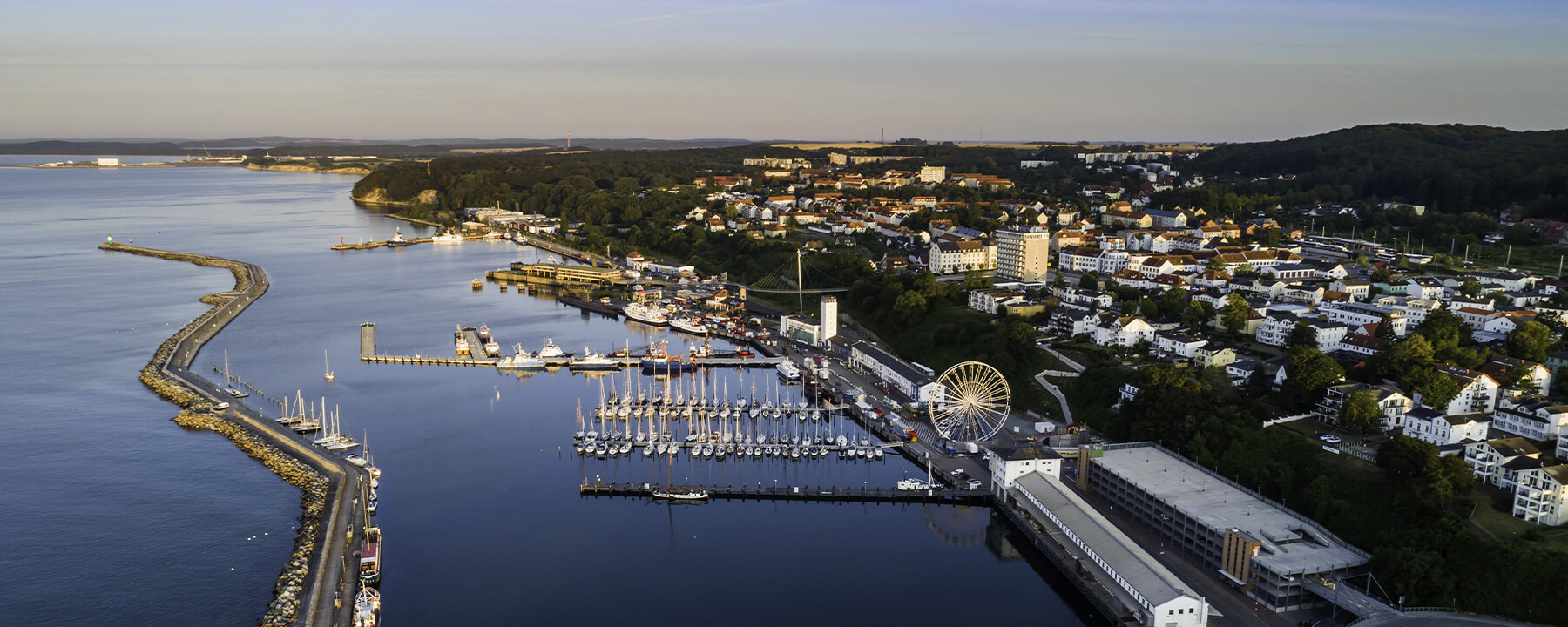 Sassnitz ist eine lebendige Hafenstadt an der Ostküste Rügens und bekannt für ihre maritime Atmosphäre und den Zugang zum Nationalpark Jasmund mit den berühmten Kreidefelsen