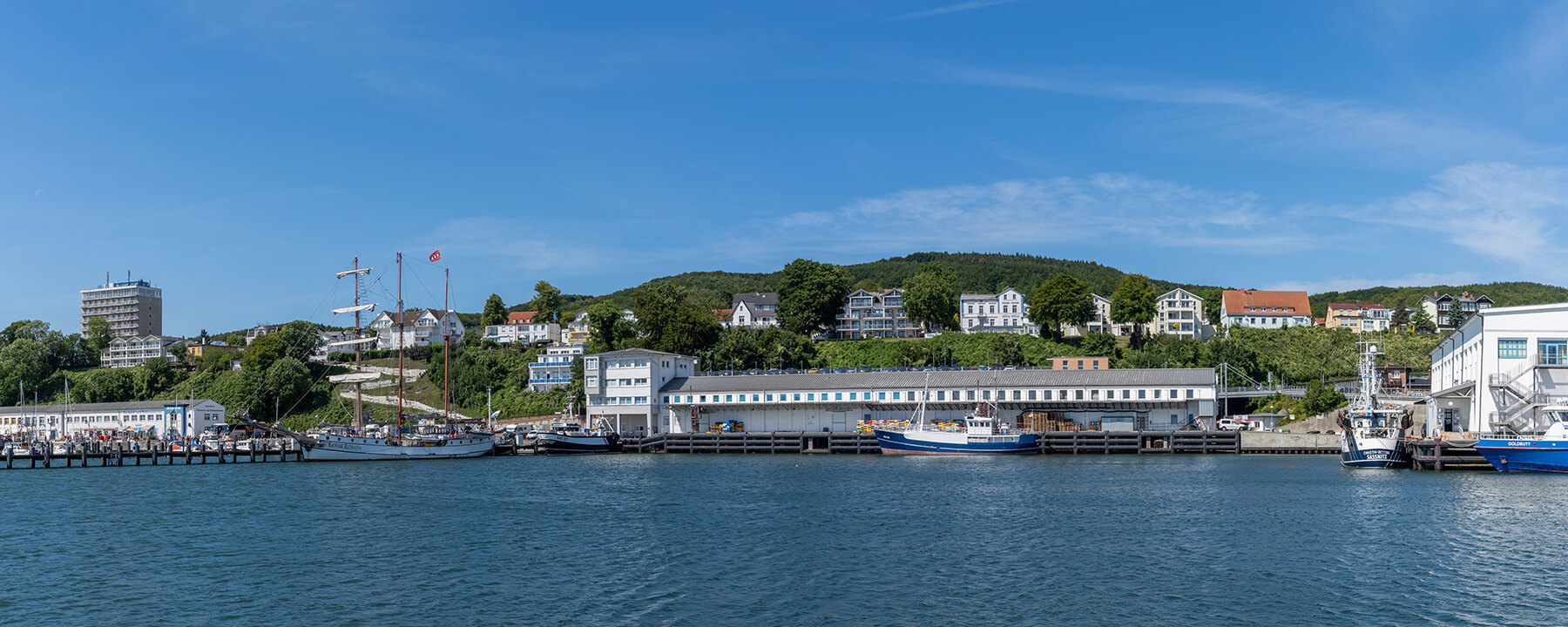 Der Hafen von Sassnitz bietet Fährverbindungen ins Baltikum und ist ein beliebter Ausgangspunkt für Schiffsausflüge entlang der Kreideküste