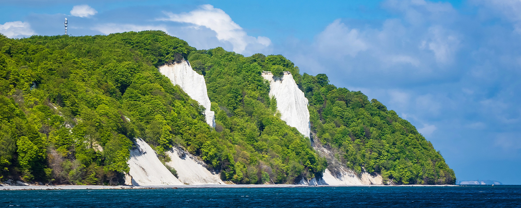 Der Königsstuhl auf Rügen, ein 118 Meter hoher Kreidefelsen im Nationalpark Jasmund, ist eines der bekanntesten Wahrzeichen der Insel und bietet beeindruckende Ausblicke auf die Ostsee