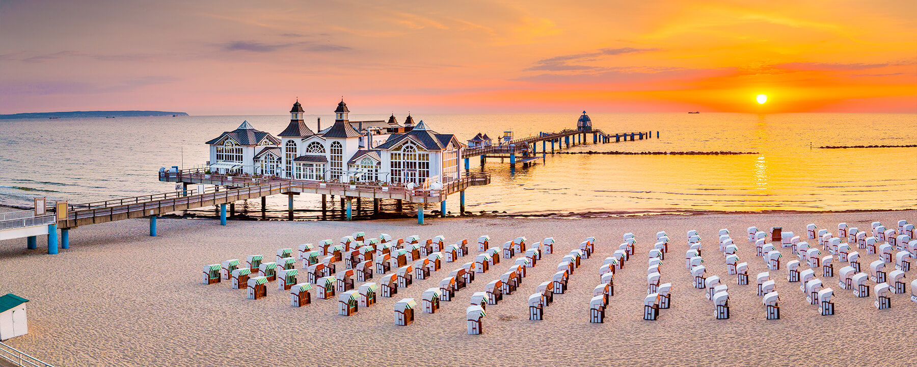 Die Seebrücke Sellin ragt mit einer Länge von 394 Metern in die Ostsee und beherbergt ein historisch anmutendes Restaurant sowie einen Anlegesteg für Ausflugsschiffe