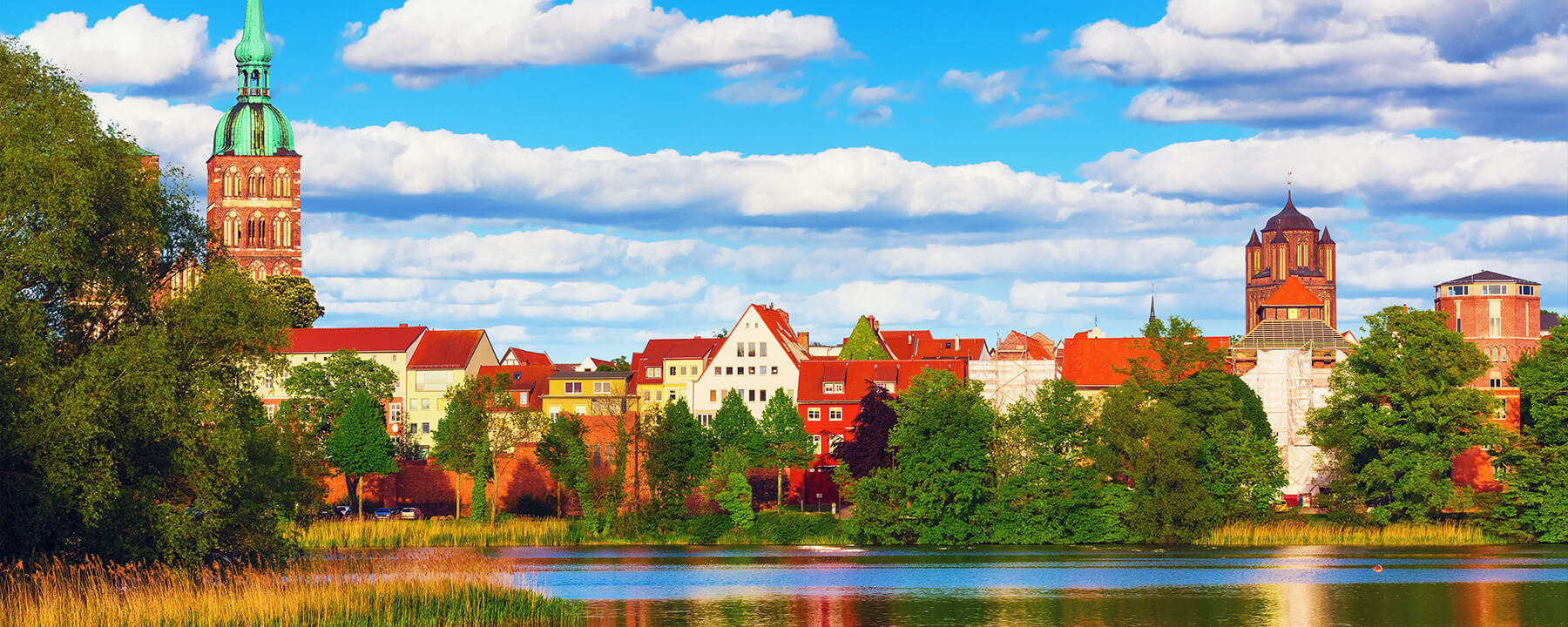 Die Seen in und um Stralsund, wie der Knieperteich und der Moorteich, bieten idyllische Erholungsmöglichkeiten und sind beliebte Ziele für Spaziergänge und Radtouren