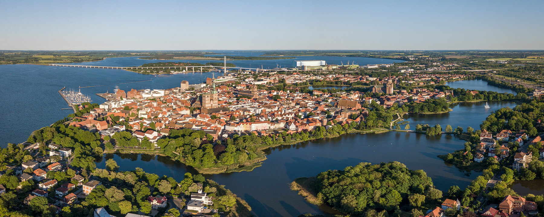 Stralsund wurde 1234 gegründet und ist bekannt für ihre gut erhaltene Backsteingotik-Architektur, die zum UNESCO-Weltkulturerbe gehört